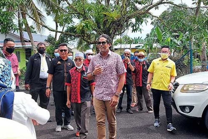 ●卫生部长凯里(中）巡视沙隆再也健康诊所。