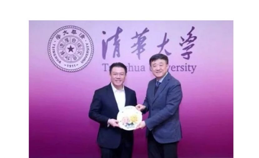北京清华大学副校长杨斌教授（右）赠送纪念品予倪可敏。