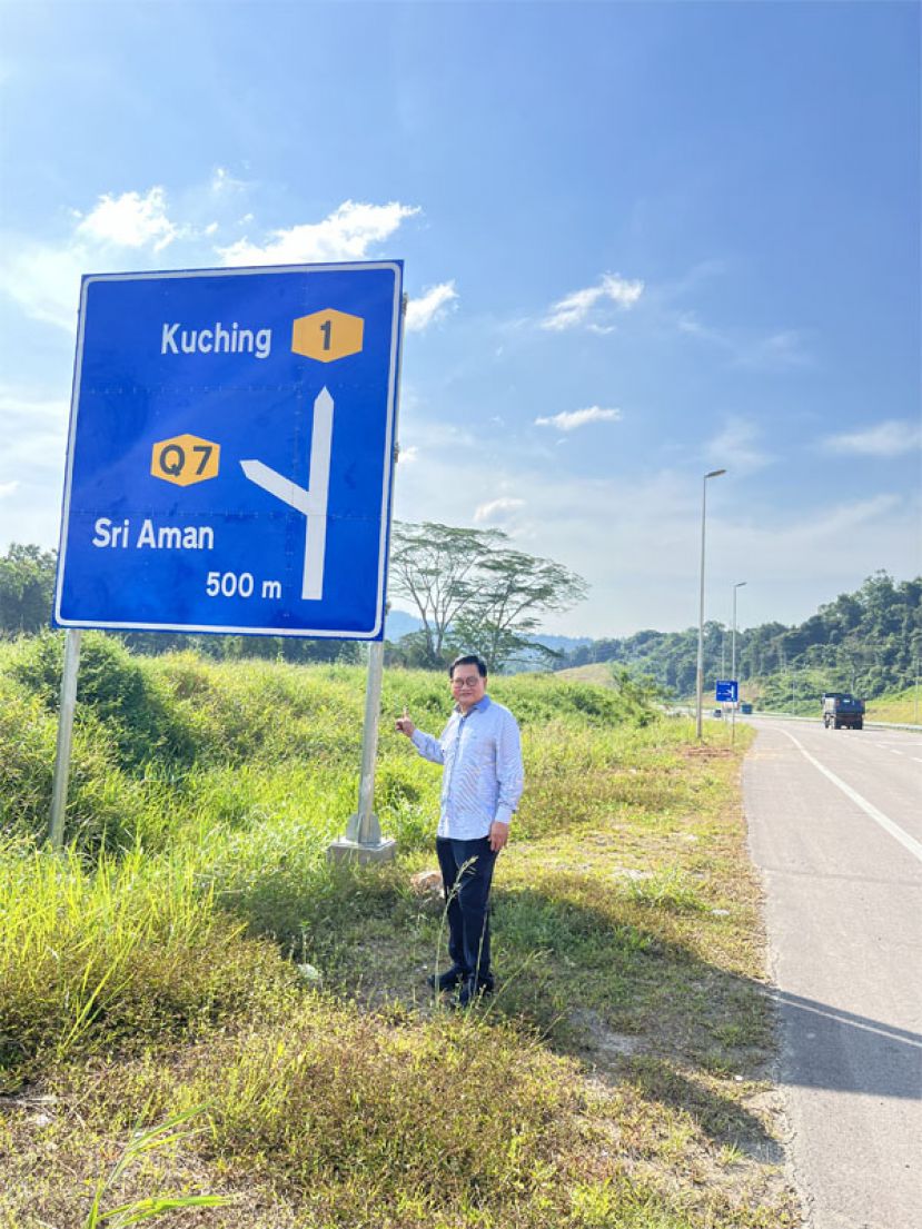 斯木省华总会长拿督吴标生感谢相关单位新增此道路指示牌，让道路使用中获明确的指示。