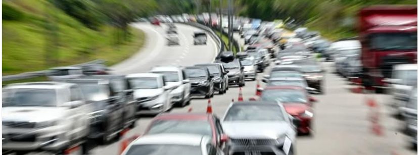 大批人返过新年  大道交通严重塞车