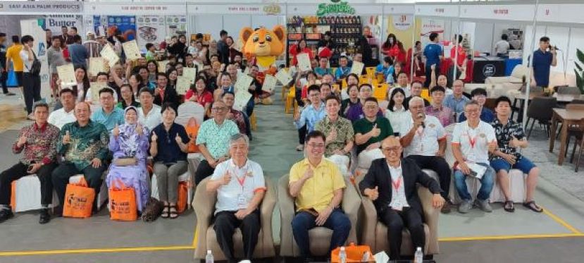 出席2024年砂拉越贸易展的一张大合照。