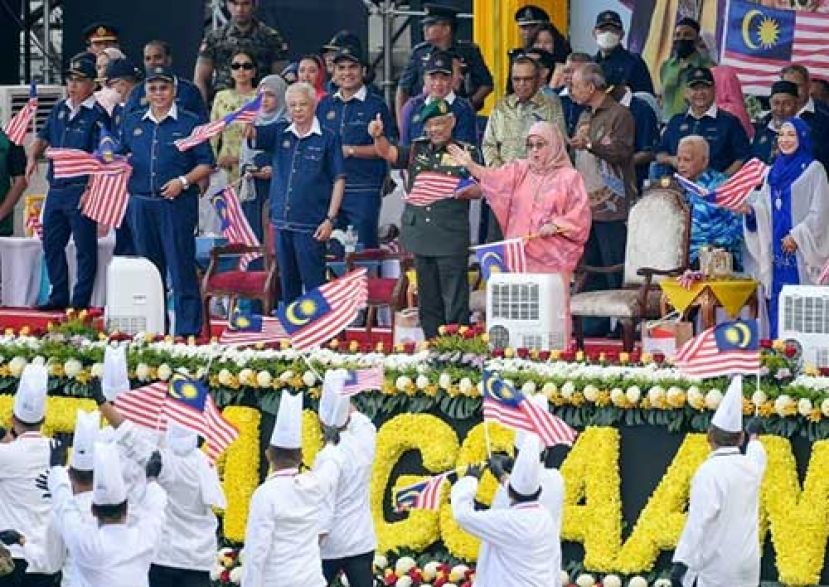 国庆大游行成功举行  首相吁全民团结捍卫主权