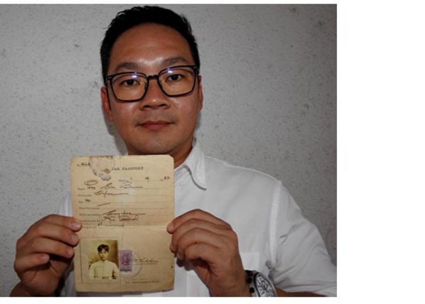  程明智展示砂拉惹老政府时代所发出的&ldquo;砂拉越国护照&rdquo;。