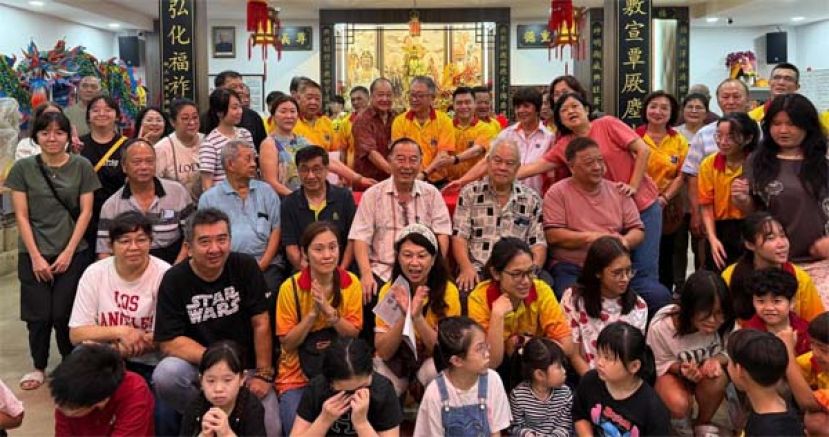 济兴善社社长陈瑞兴（后排中者）与德生们庆李时珍仙师宝诞及圣诞节。