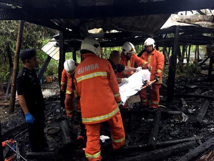 消拯人员成功寻获焦尸后，准备抬离废墟推送往医院。