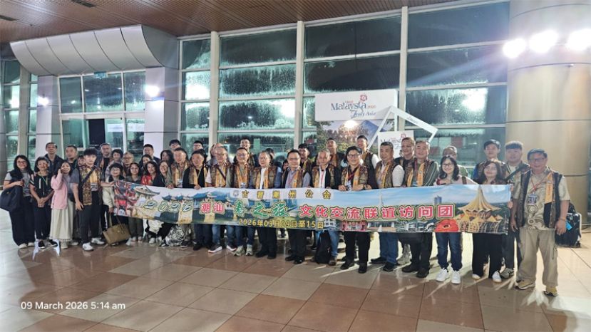 "2026潮汕春之旅文化交流联谊访问团"团员临飞往中国潮汕进行文化交流联谊访问活动前在古晋国际机场大合照，古晋南市市长兼访问团名誉团长拿督黄鸿圣（右九）、古晋潮州公会会长兼访问团团长陈家福（右十）。