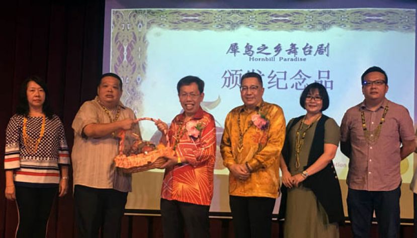 砂佛教会幼儿园主席林德喜（左2）赠送纪念品给砂地方政府及房屋部长沈桂贤（右4），右2起为砂佛教会幼儿园园长蔡淑桦及南市市长拿督黄鸿圣。