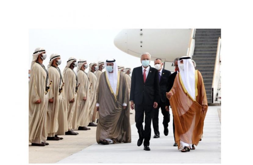 首相依斯迈沙比里抵达阿布扎比，受到热烈欢迎。