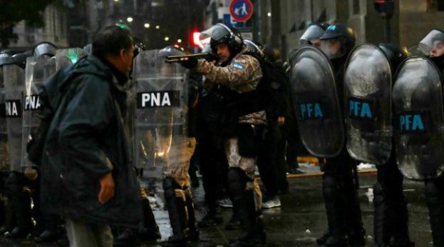 阿根廷私有财产法引民怨，数千人抗议与警方爆发冲突。