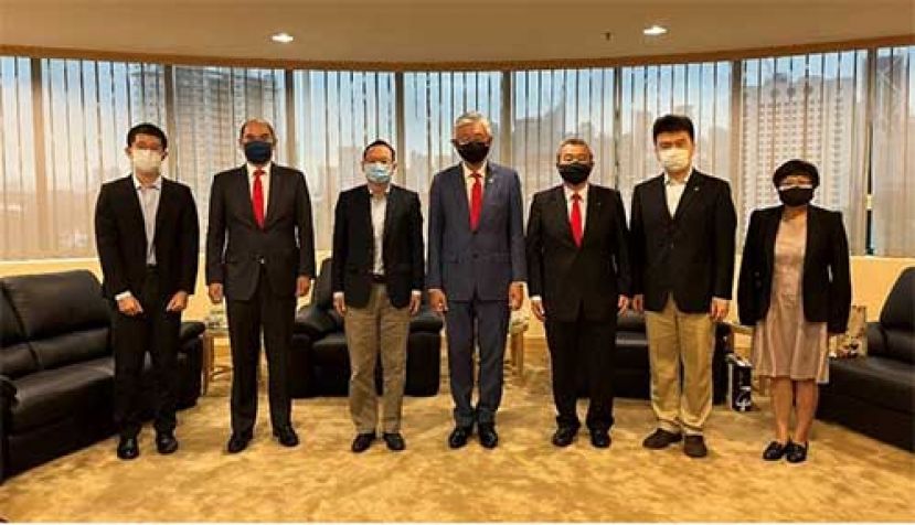 ●唐锐公使（左3）礼貌拜会中总，左起是郭磊及拿督吴逸平，右起是周敏嫦、王楠、拿督陈镇明及拿督卢成全。