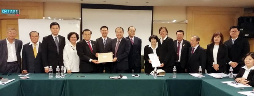 在大会法律顾问陈忻见证下，卸任会长拿督许德忍(左5)及财政吴文琼(右6)分别将职务移交给候任会长拿督吴健平及李燕玲。