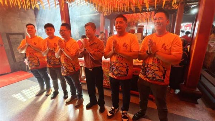 观音宝诞逢广泽尊王圣诞    凤山寺炉主头家虔诚敬拜迎圣驾巡游