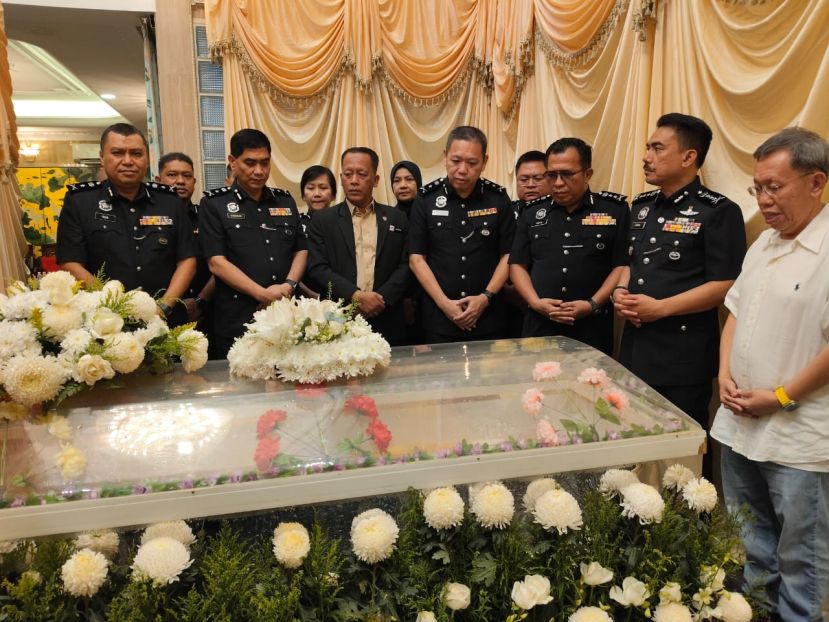 砂拉越警察总监拿督莫哈末再纳阿都拉（右二）与警界同僚潘斯里拿督阿玛沈林素卿致敬。