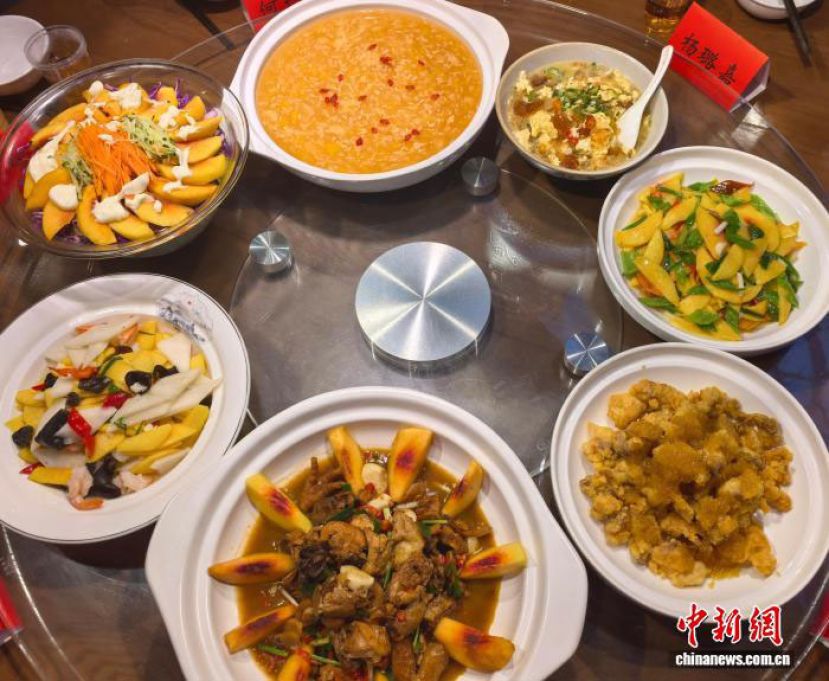 游客品尝特色黄桃宴。近年来，&ldquo;中国优质黄桃之乡&rdquo;湖南炎陵不断围绕黄桃做文章。