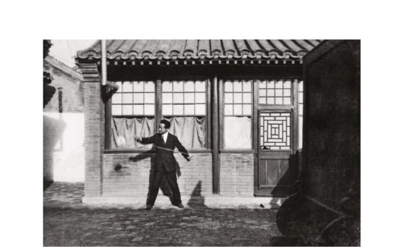 约1921年，赵元任在罗素在北京的院子里抖空竹。