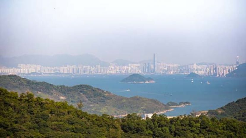 南大屿郊游径双龙石涧之后，整个西九龙的高楼大厦尽入眼廉。