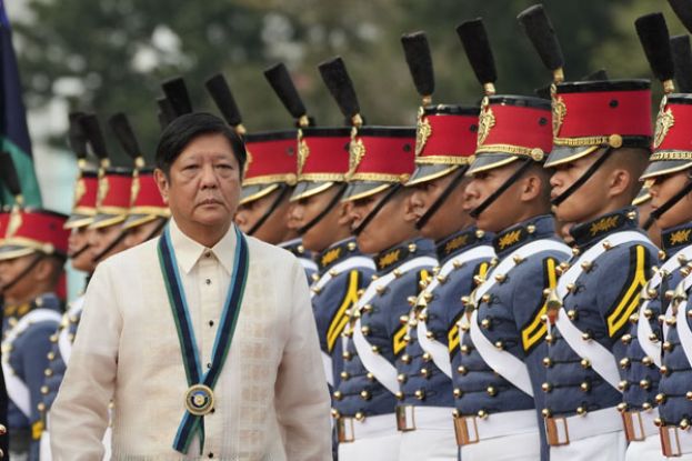 菲律宾总统小马可斯在建军88周年纪念日校阅部队。