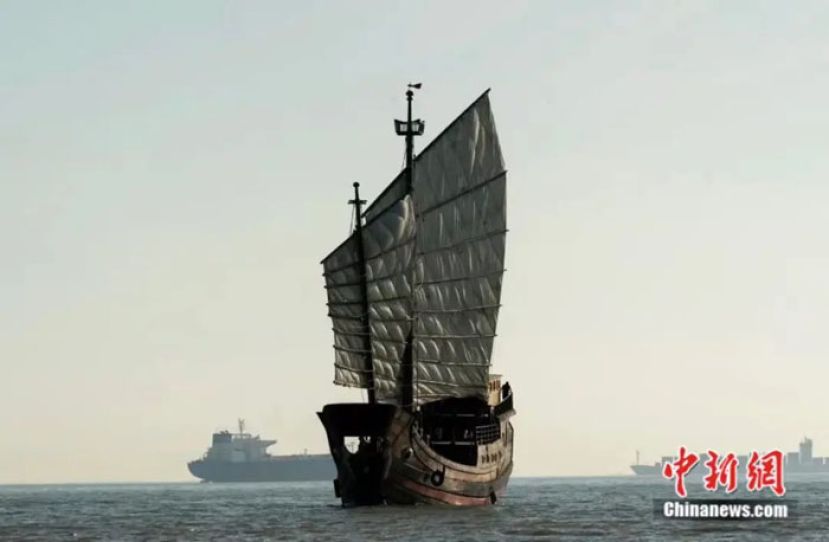 复刻版&ldquo;郑和宝船&rdquo;重现太仓浏河古港。