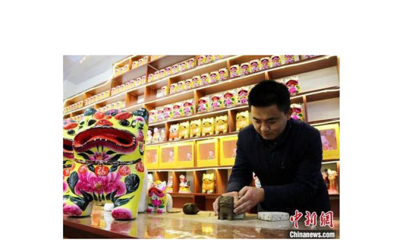 为迎接虎年的到来，聂鹏提前策划了虎年主题泥塑。图为聂鹏展示泥塑制作过程。