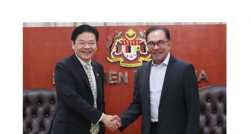 黄循财(左)于2022年9月访马期间，会见当时还是国会反对党领袖的拿督斯里安华。