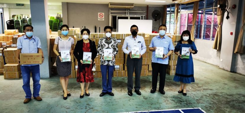 左一起为晋汉连省津贴华小董联会财政林亚德、邵笑领事、总领事夫人高翠莲教授、中国驻古晋总领事程广中、砂华校董事联合总会财政拿督黄良杰、砂拉越华校董事联合总会总秘书拿督蔡文铎、三小校长朱珍妹。