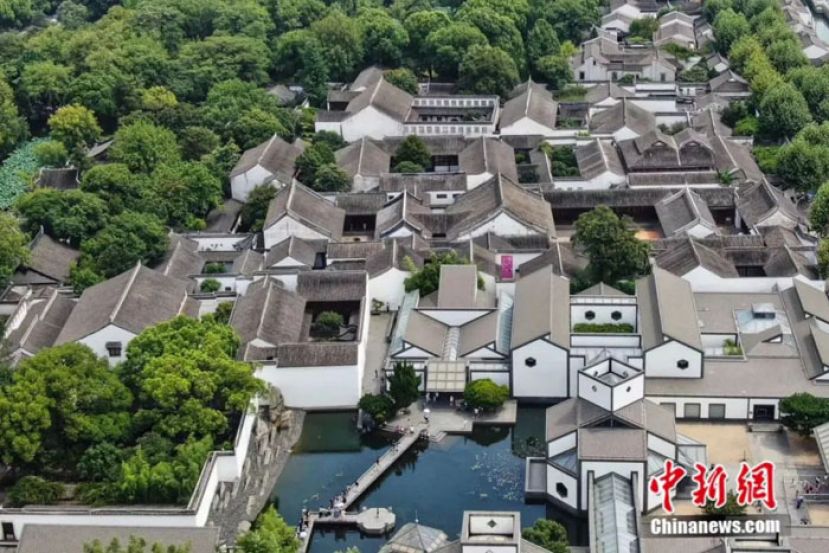 航拍苏州园林。