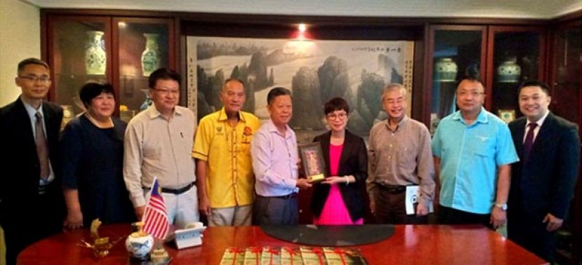 古晋中华总商会会长拿督陈日枝(左五)赠送纪念品予佛山市南海区侨务局局长陈慧(右四)。左起;为佛山市南海区里水镇人民政府副镇长刘伟民、九江镇人民政府人大主席潘洁英、古晋中总副会长魏铭辰博士、古晋中总财政暨佛山市海外联谊会副会长本曼查高伟宁；右起是佛山市南海区大沥镇人民政府副镇长陈的、中总秘书长蔡文铎律师和 副会长拿督斯里蔡展文。