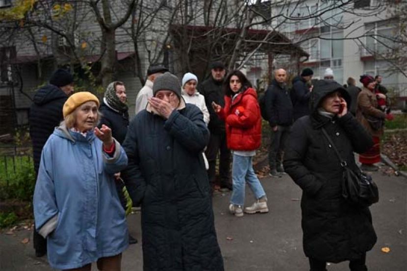 乌克兰多地已在俄军攻击下断电，家园被毁的民众在严寒的零下天气挨冻。
