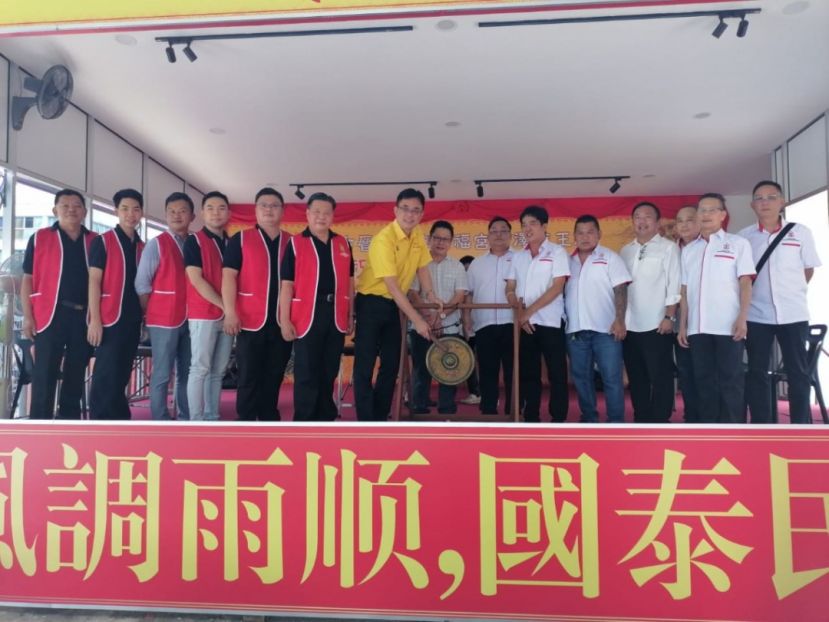 陈开（左7）代表砂副总理沈桂贤为古晋毕打拿忠福宫广泽尊王庙与砂医总联办中医义诊活动主持鸣锣推介；左起为参与义诊医师陈中兴、黄忠献、沈燕东、刘子荣、陈永同；左8起是贵宾郑志国、筹委主席张荣华、该庙主席许义华、署理主席谢亚烈、甲必丹陈国璋等人。