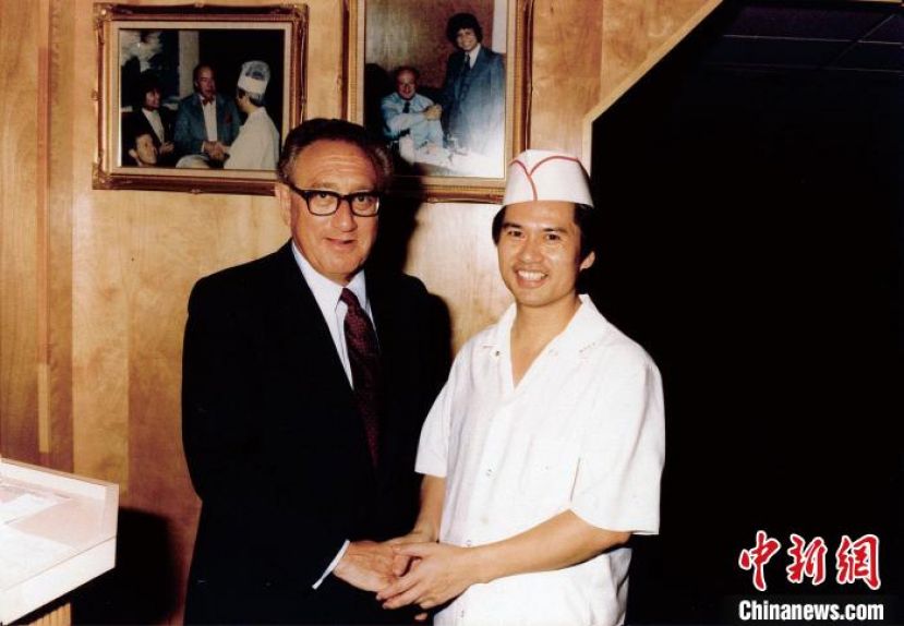 1986年，基辛格(左)在纽约荣乐园用餐后与杨孝成合影。