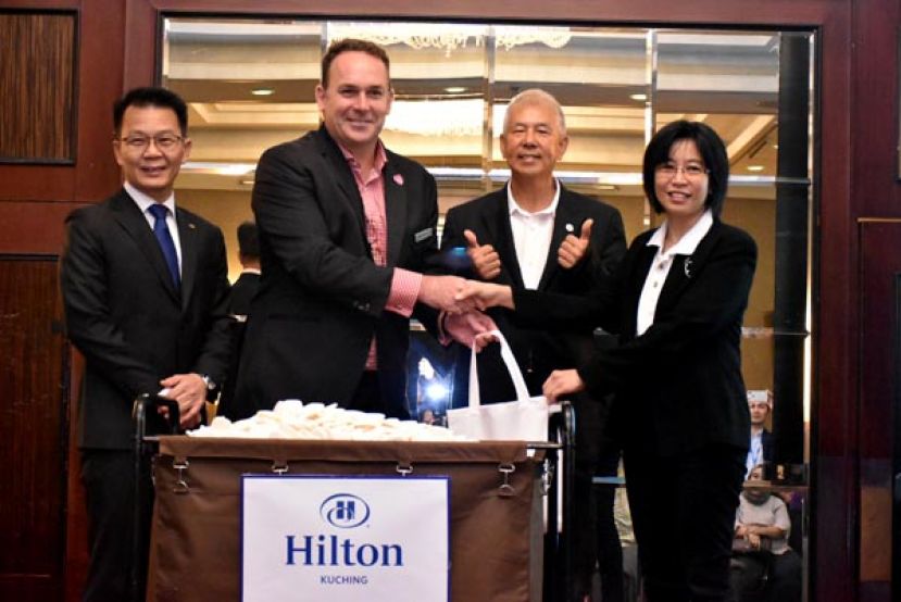 在拿督陈超耀（右二）见证下，古晋希尔顿酒店总经理汉米瓦斯（左二）将酒店回收的二手香皂移交予古晋希望之家主席莊海韵（右一），左一为Ecolab有限公司（马、新）董事兼副总经理王建德。