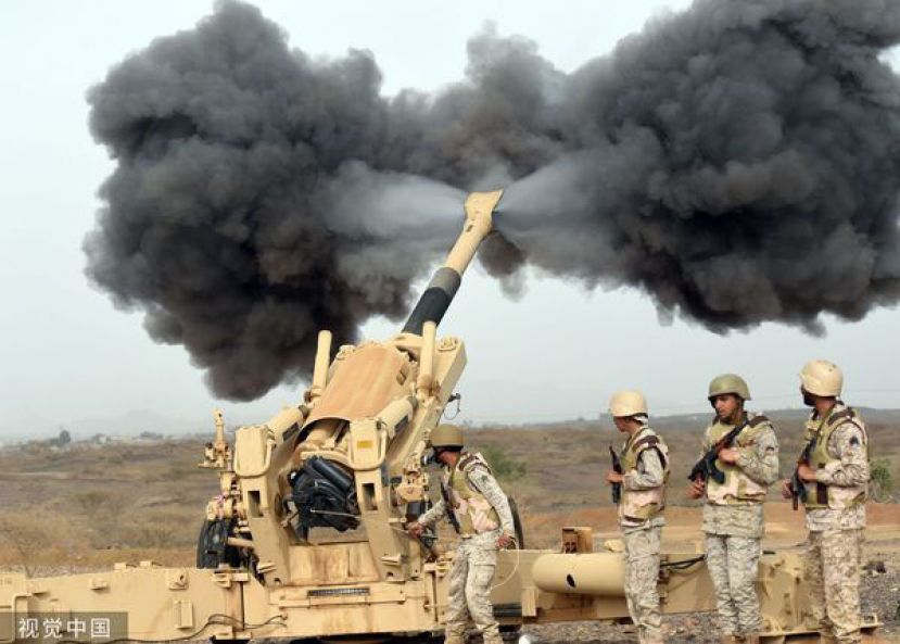 沙乌地阿拉伯与也门叛军多年来冲突不断。图为沙国军队2015年向也门发射炮火的画面。
