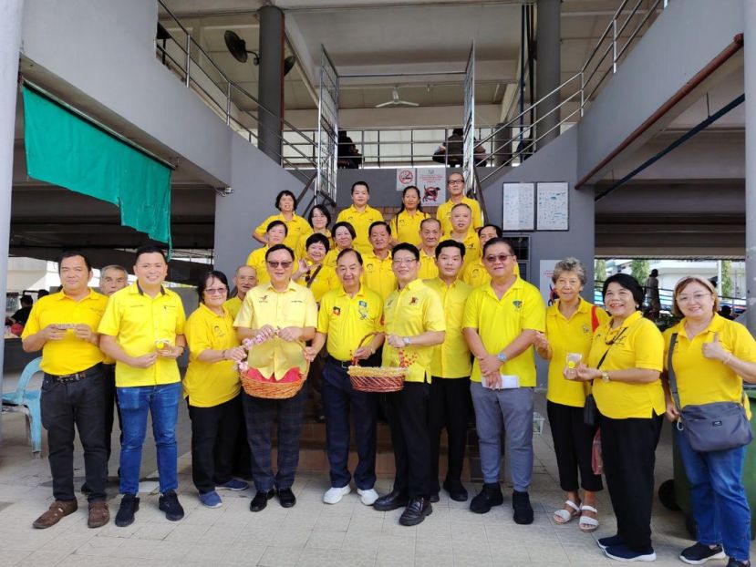 罗克强与团队中秋前夕分发月饼 传递节日温情与社区关怀