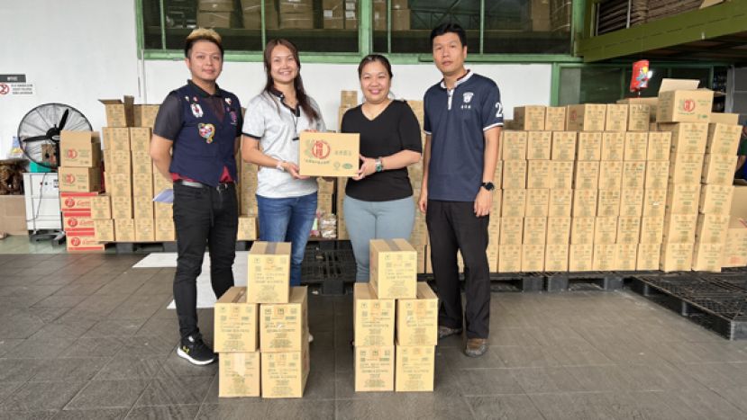 赞助商裕程公司的代表移交赞助品时影。左一是晋汉连省华青团福利组组长郑建宏、筹委会主席杨匀声（左二）和古晋潮州公会青年团财政黄馨慕（右一）。