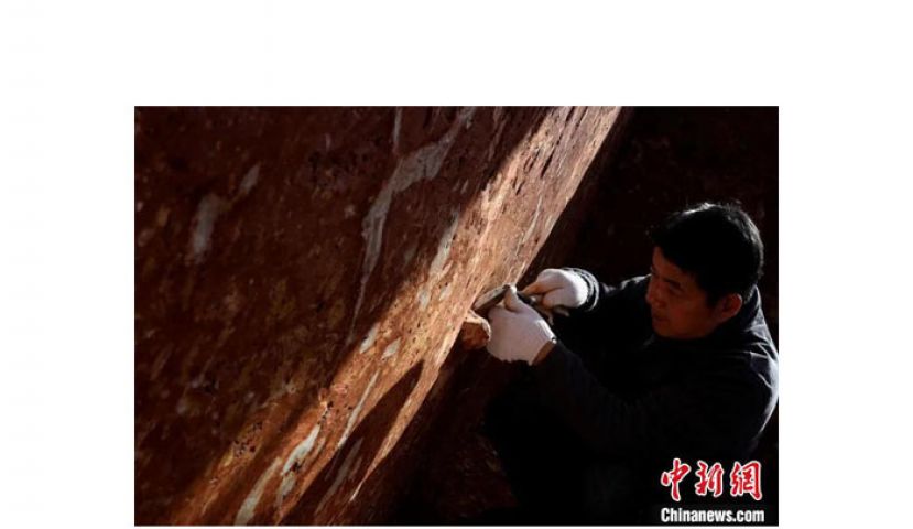 梅亚龙正小心清理一块旧石器时代的遗存。