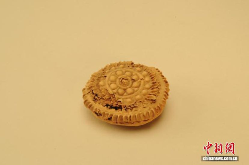 吐鲁番市阿斯塔那230号墓出土的唐代宝相花月饼。
