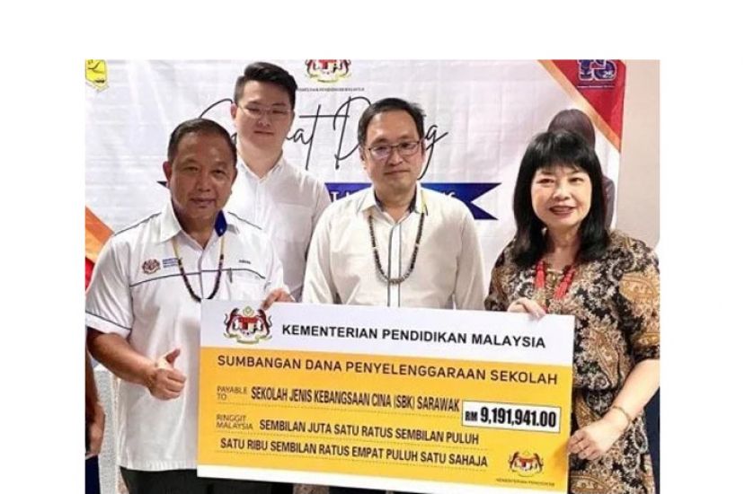 林慧英（右一）移交逾919万令吉拨款给砂教育局局长拿督阿兹哈阿末（左一）；左三为张健仁。