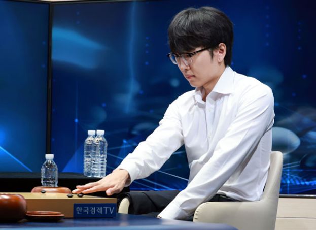 世界排名第一的韩国围棋九段选手申真諝21日击败顶尖围棋AI模型KataGo。