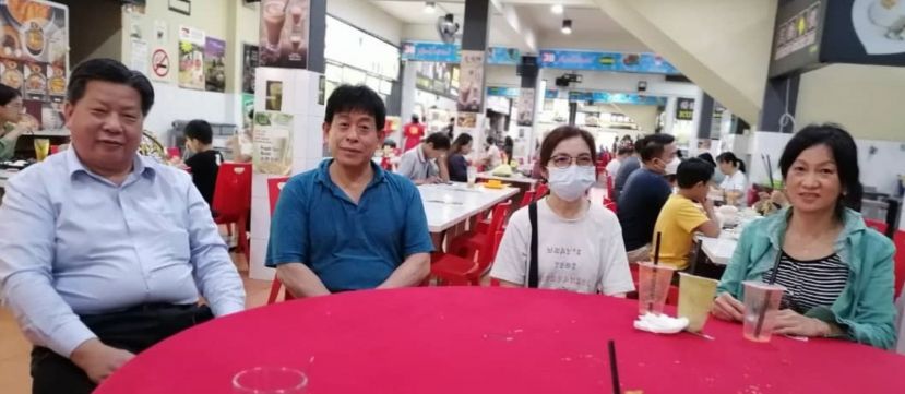 砂医总会长江宗兴（左起）同来自台湾的安康国际医疗团队负责人许国模医师、林淑惠医师及本地医师许爱丽进行交流。
