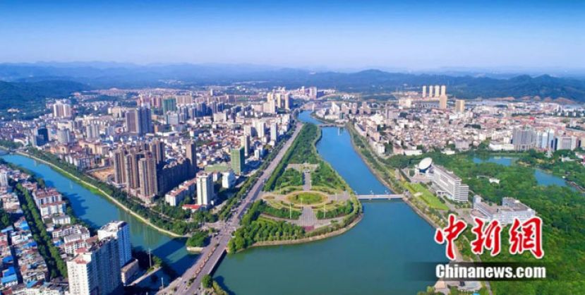 航拍咸宁城区。