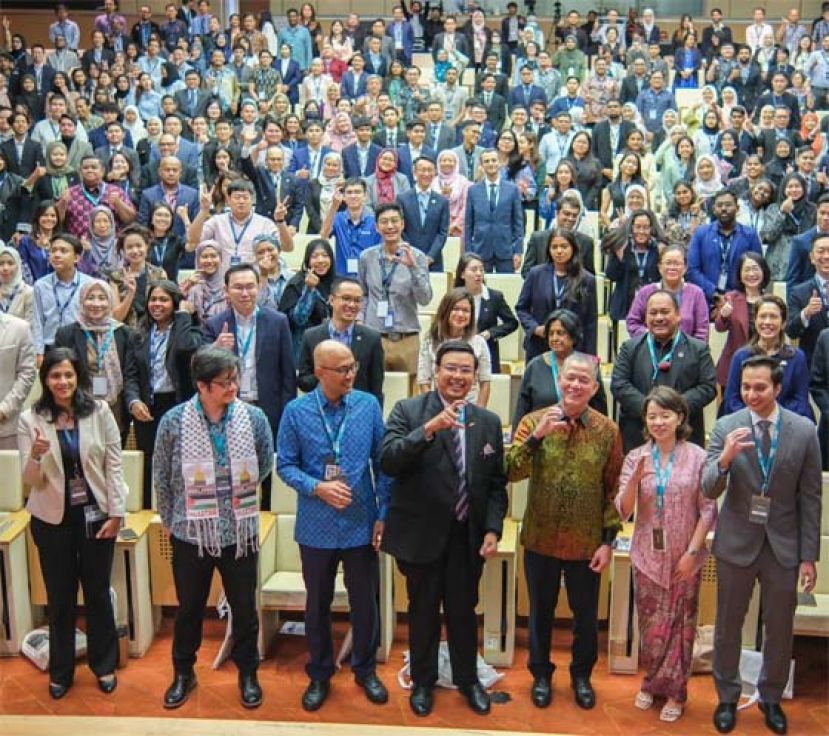 法迪拉（右3）在2024年气候融资峰会上发表主题演讲后和出席者的一张大合影。