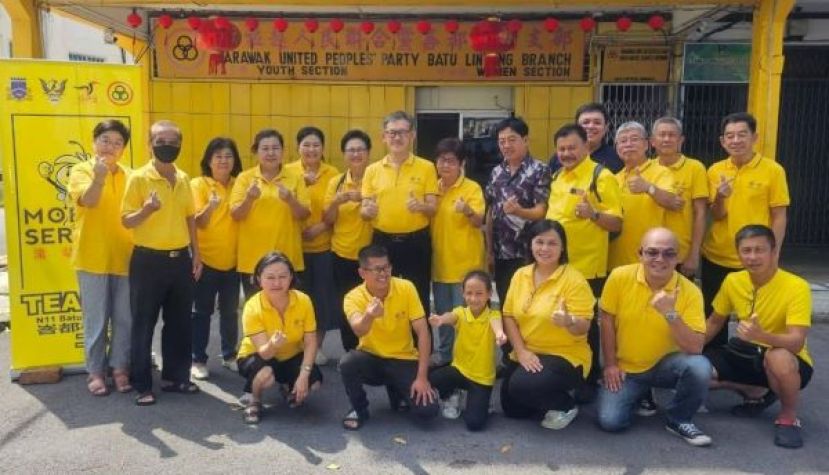 东哥团队负责人薛华东（左7）与成员们合影。