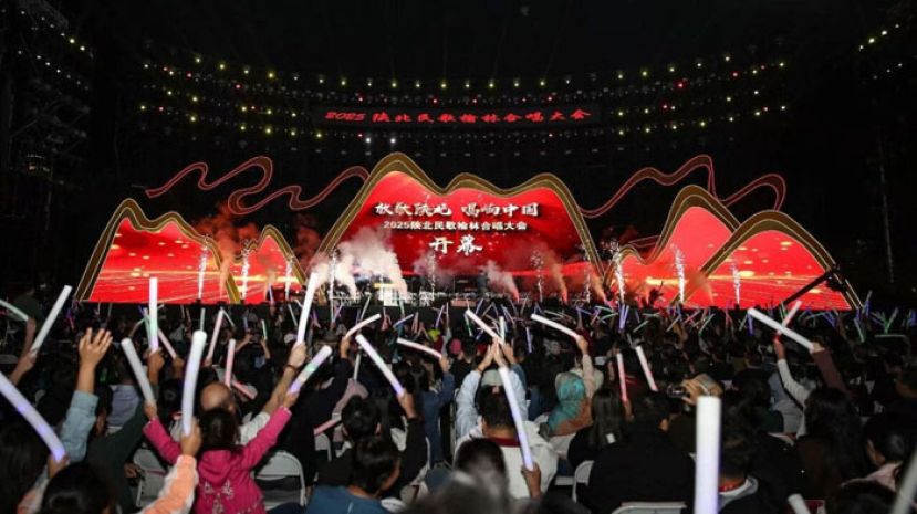 2025陕北民歌榆林合唱大会开幕式现场观众热情合唱。