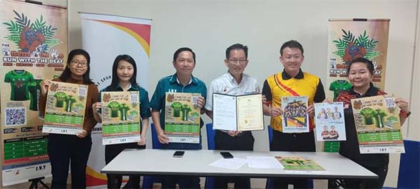 新闻发布会上的一张合影。左起为手语通翻员王炜雯、活动合伙人谢伟霞和余国雄、活动筹委会主席许立源、砂拉越聋人体育协会副会长杨阜彬以及运动员常梅芳。