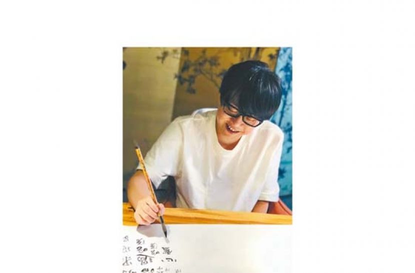 林夕自言是个感情用事和冲动的人，平时写书法为了静心、自娱，搬到台湾更视纸墨为好友和“树洞”，经常通宵达旦写书法。