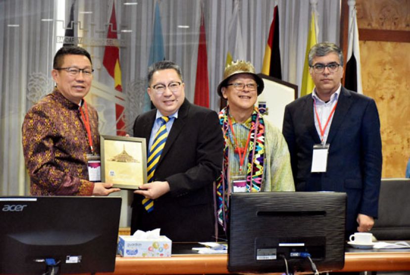 古晋南市市长拿督黄鸿圣（左二）赠送纪念品予泰国孔敬府总督宋萨占德拉古（左一），右一为伊朗萨拉万总督阿里勒查沙卡里及东南亚国协工艺发展与促进协会兼砂拉越文化工艺协会主席主席王良民。