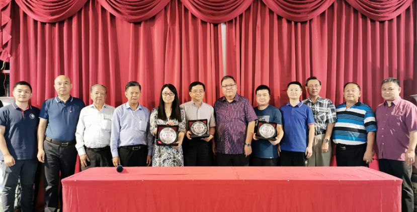 古晋中友会&ldquo;中国大学升学说明会&rdquo;，左起为华侨大学海外招生联络办公室副主任韩鹏程、经济与金融学院副院长王景河、古晋中中校友会副会长翁岳春、副会长拿督陈日枝、西北大学国际教育学院副院长高淑君、华侨大学教务处处长曾忘兴、中友会会长拿督黄国辉、暨南大学外国语学院办公室主任余广庆、招生办公室本科生招生考试中心副主任罗颖、中友会秘书张光福、财政朱聪泽、教育主任吴泽源。