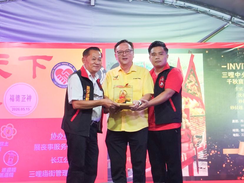 左起为三哩五方拿督公中央如意大伯公庙大伯公圣诞千秋庆典筹委会主席钟玉琪、峇都吉当议员拿督罗克强及三哩五方拿督公中央如意大伯公庙副总务杨力彰。