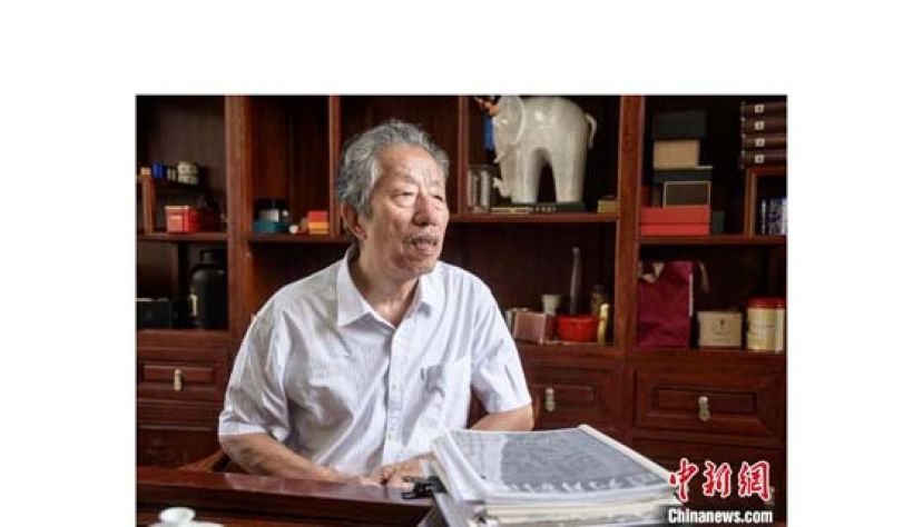 叶武钦老人接受中新网记者专访。