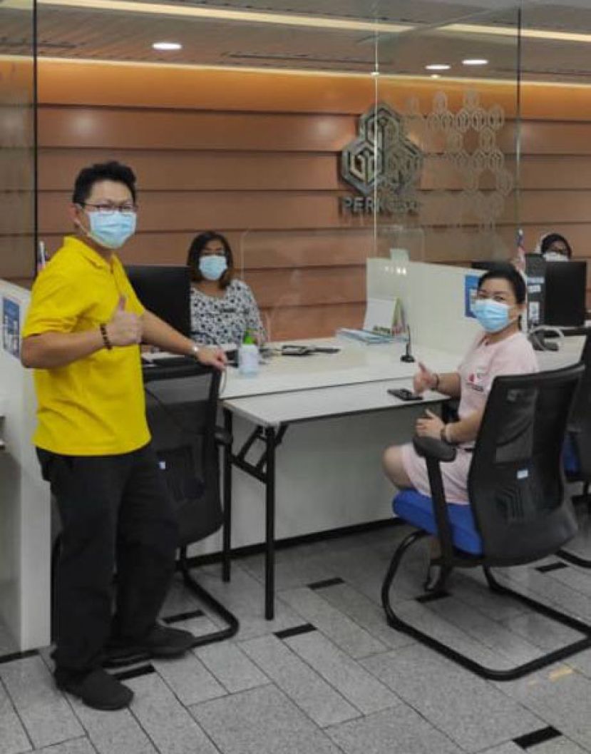 郑志国团队协助14名自雇人士的小贩投保社险